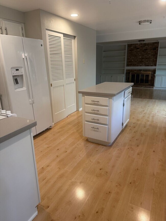 Building Photo - $3850.00 3 Bedroom 2.5 Bath Modern Style Home in Kirkland