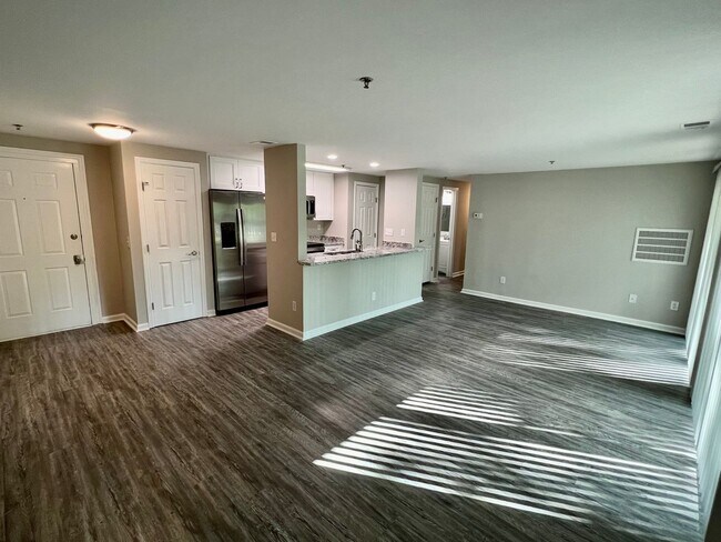 Building Photo - University Spacious 1st floor Condo