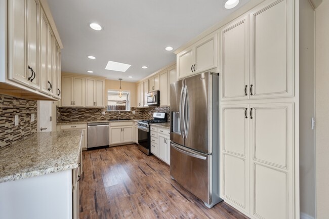 Building Photo - 885 Peregrine Ln