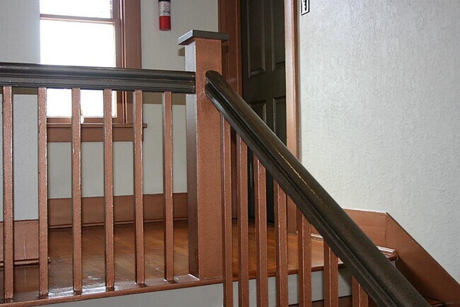 Building Photo - 412 W Polk St