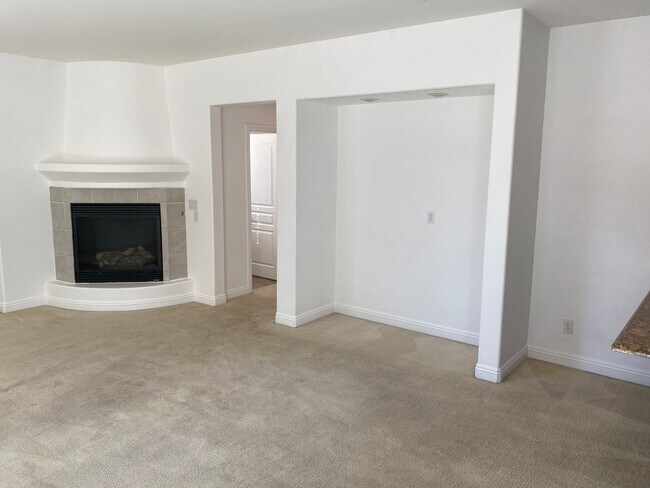 Building Photo - Beautiful 3Bed/3Bath/2Car corner lot home located in the guard gated Tuscany Community