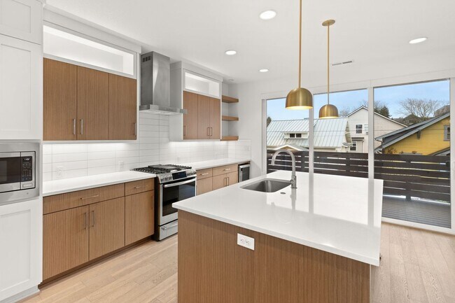 Building Photo - Stunning, Modern 4 bed home with attached ADU in King Neighborhood - AVAILABLE NOW!!