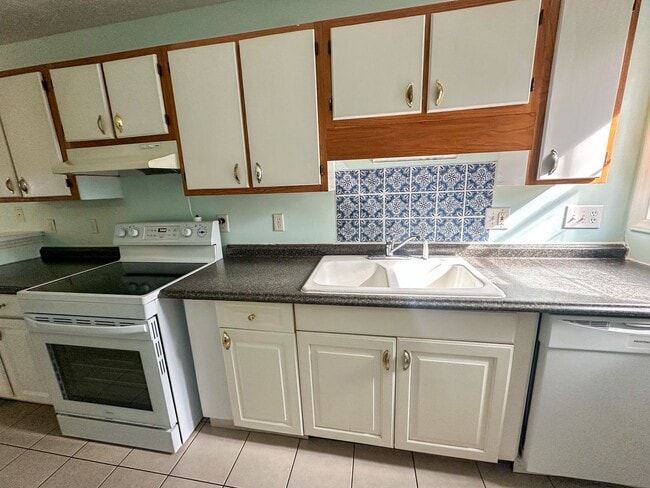 Building Photo - 3 bedroom 2 bath home located in mid -Wilmington area