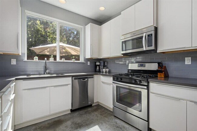 Building Photo - 301 W Stassney Ln
