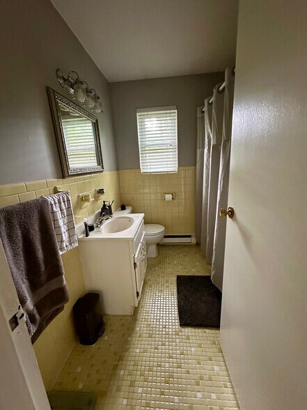 Full Bath - 422 Ringwood Ave