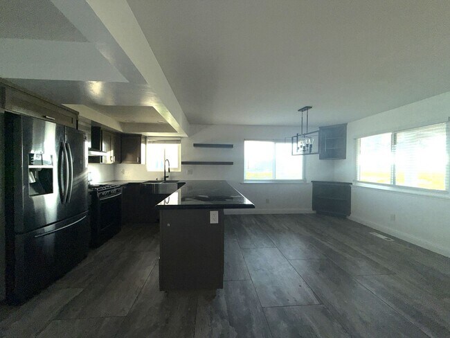 Building Photo - 4-bedroom, 2-bathroom home located in the vibrant city of Visalia, CA.