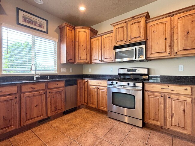 Building Photo - Beauty & Space on Premium Corner Lot!