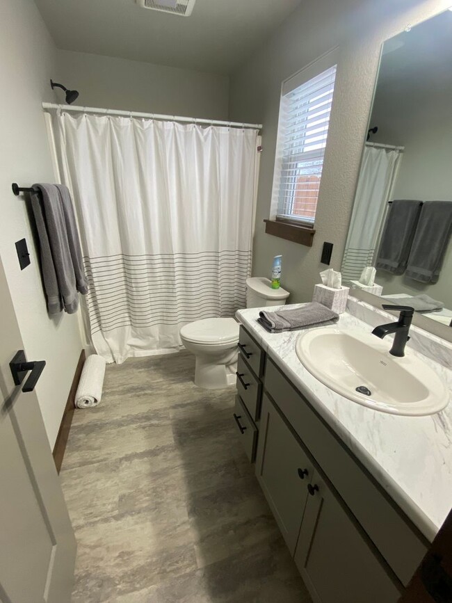 Building Photo - Beautifully Furnished 3 bed/2bath Hamilton...