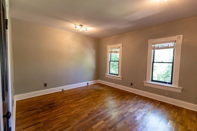 Building Photo - 221-223 Thurman Avenue
