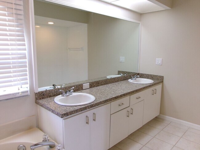 Building Photo - 1709 NW 36th Pl