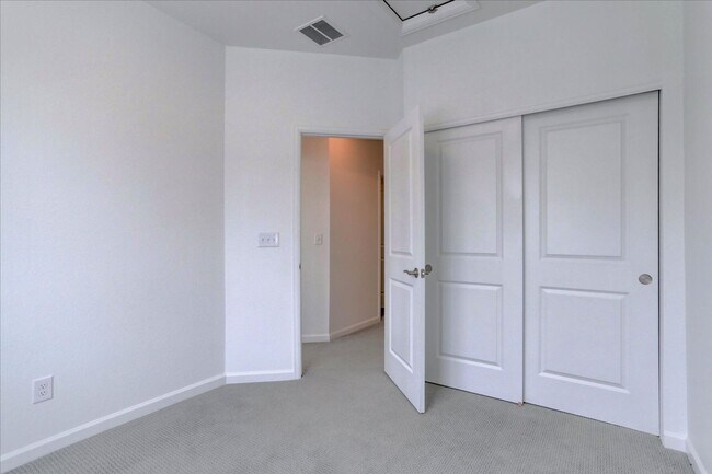 Building Photo - 1828 S Poplar Ct