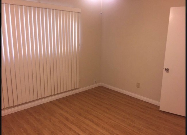 Building Photo - 617 W Dryden St