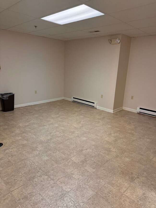 Building Photo - 5 Bedroom || 3 Bathroom Home with All Util...