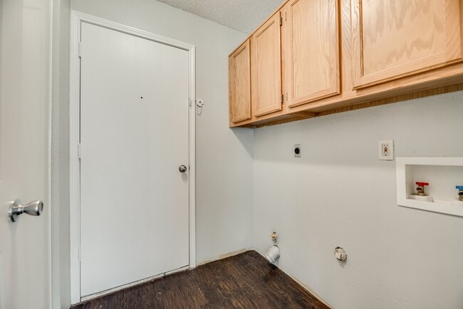 Building Photo - 4/2/2 in well established neighborhood