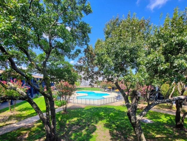 Building Photo - 824 Camino La Costa