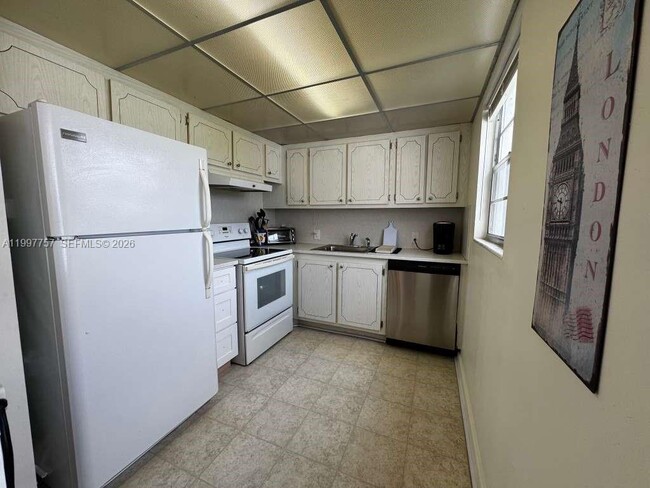 Building Photo - 536 Fanshaw M