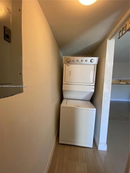 Building Photo - 3199 Foxcroft Rd