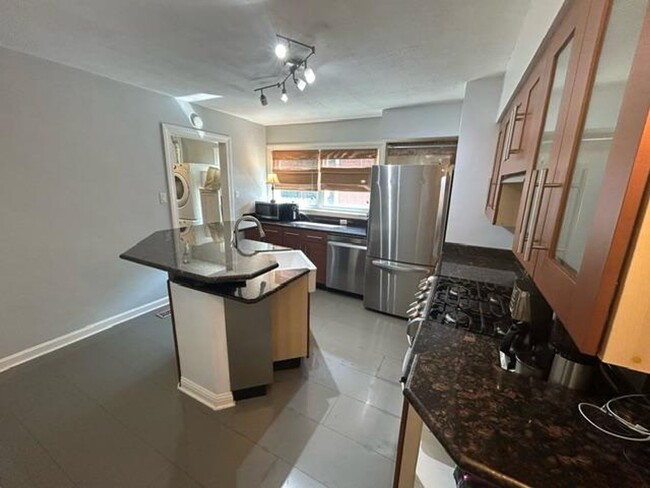 Building Photo - Nicely finished 2 bed 1 bath in lower Audu...