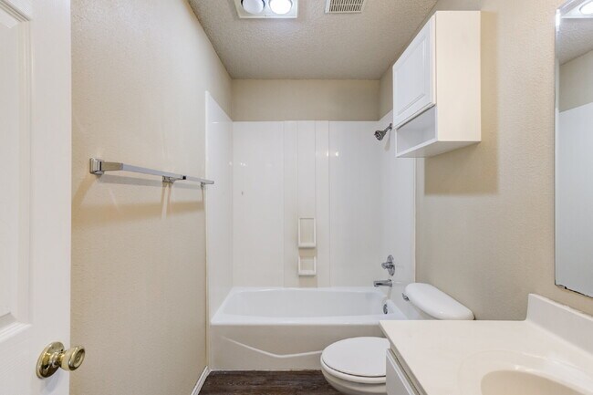 Building Photo - 3/2/2 plus a large basement on a Cul-de-Sac!