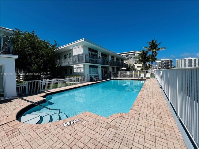 Building Photo - 946 Bay Dr