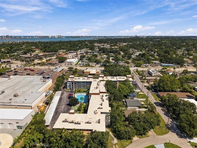 Building Photo - 2525 W Bay Dr