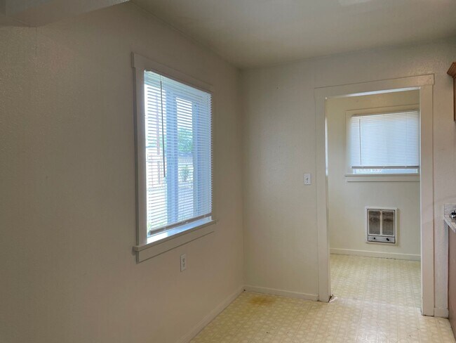 Building Photo - Nice 1 Bedroom 1 Bath Duplex