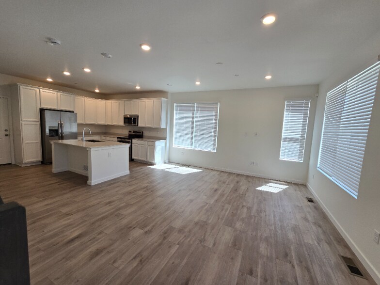 Building Photo - 4374 Timnath Pkwy