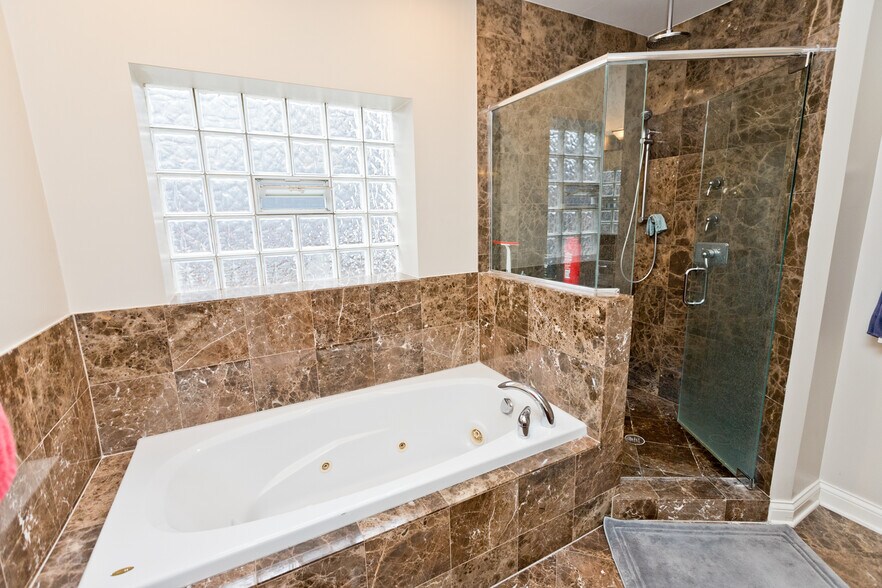 Building Photo - 2414 W Moffat St