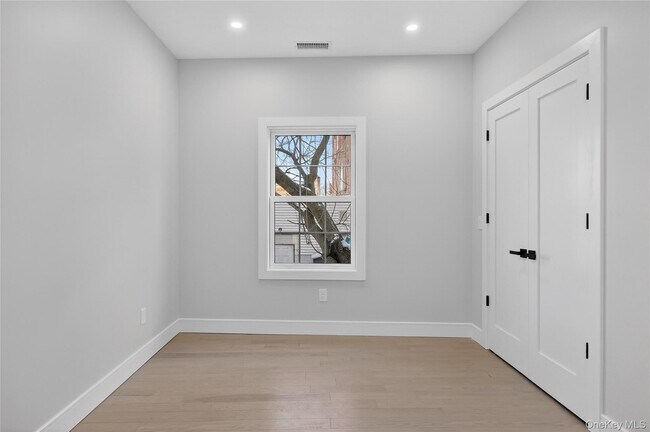 Building Photo - 10 Market St