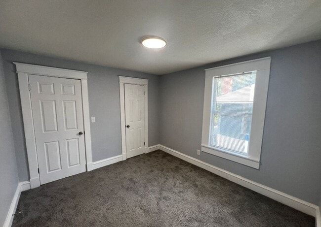 Building Photo - Spacious 5 Bed, 2.5 Bath in the heart of K...