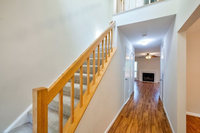 Building Photo - Charming Townhome Nestled in a Private Cul-de-Sac, Ready mid-August