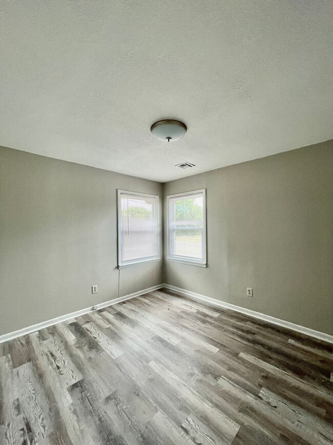 Building Photo - Remodeled 3 Bedroom, Section 8 Approved