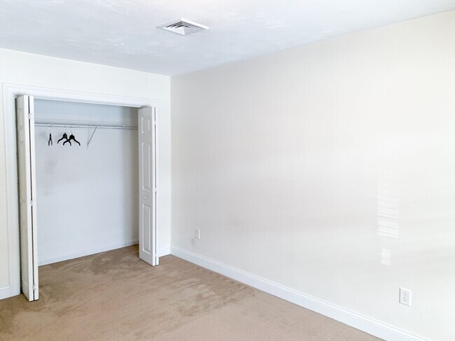 Building Photo - 25 Greenleaves Dr