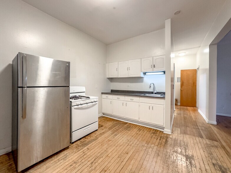 Building Photo - 917 W Waveland Ave