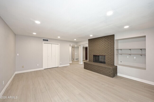 Building Photo - 2131 E Geneva Dr