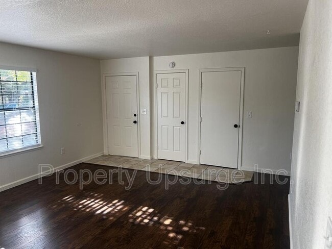 Building Photo - 122 W 5th St