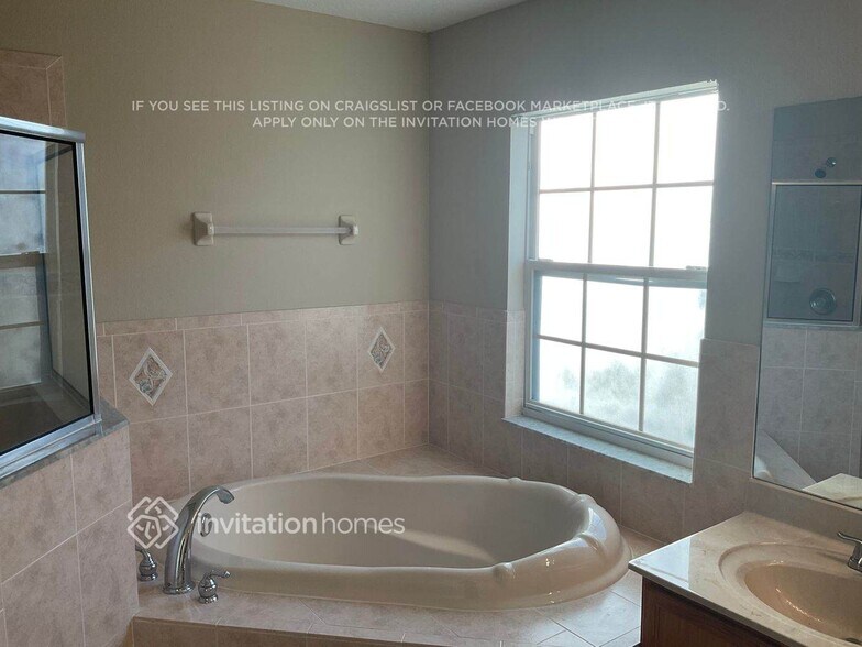 Building Photo - 2711 Queen Alberta Dr