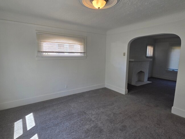 Building Photo - 15757 Pinehurst St