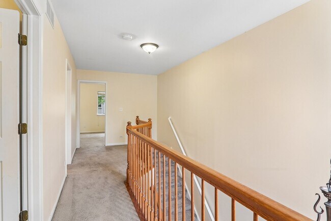 Building Photo - 984 Park Hill Cir