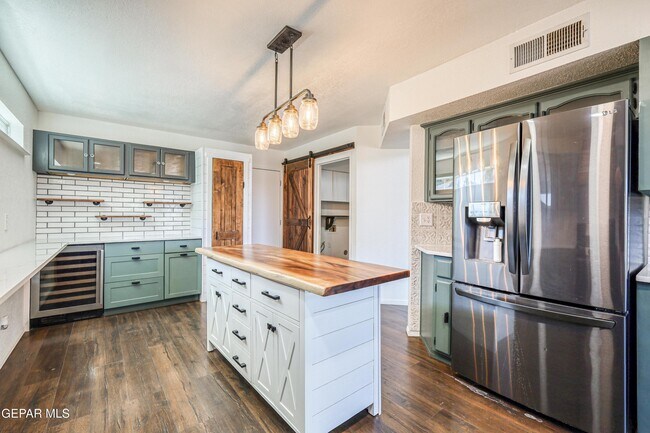 Building Photo - 6821 Pearl Ridge Dr