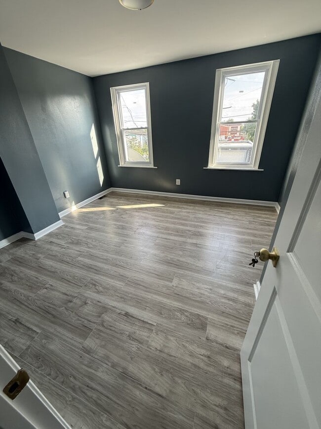 Building Photo - 211 Spruce St