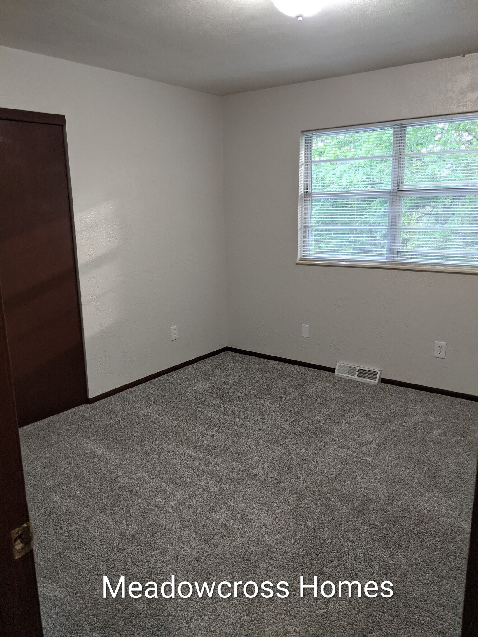 Building Photo - 2906 N River Ter