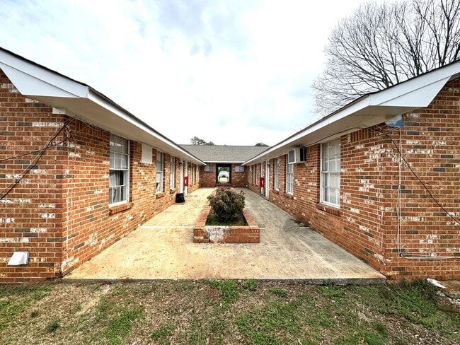 Building Photo - Move-In Special!! 1/2 Off First Month's Re...