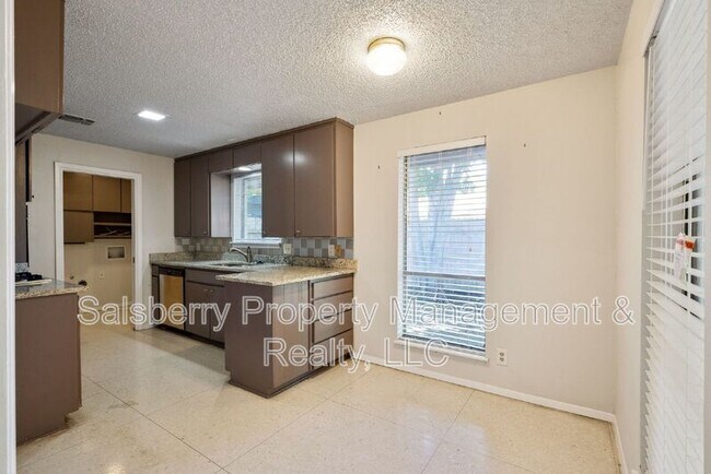 Building Photo - 4915 Westlake Dr