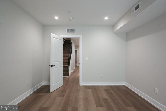 Building Photo - 3849 Fairmount Ave