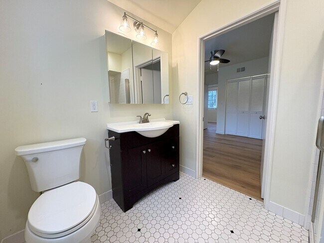 Building Photo - Beautifully Updated 2BR/2BA – Yard & Garage