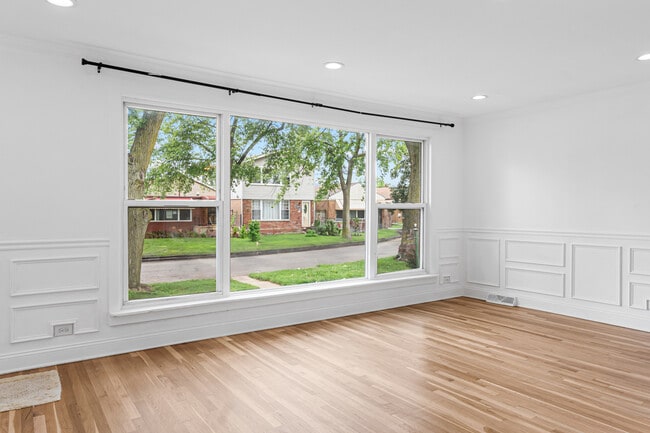 Building Photo - 4543 S Leclaire Ave