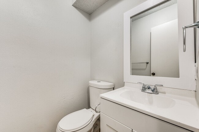 Building Photo - 2 Bedroom in Irving with Large 2-Car Garage