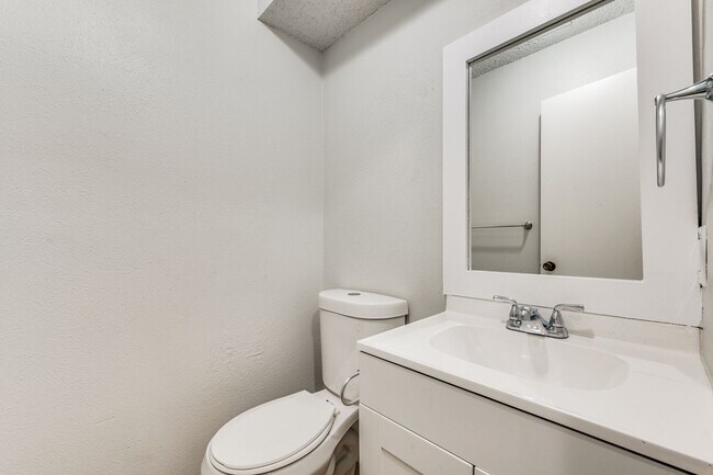 Building Photo - 2 Bedrooms in Irving with Large 2-Car Garage