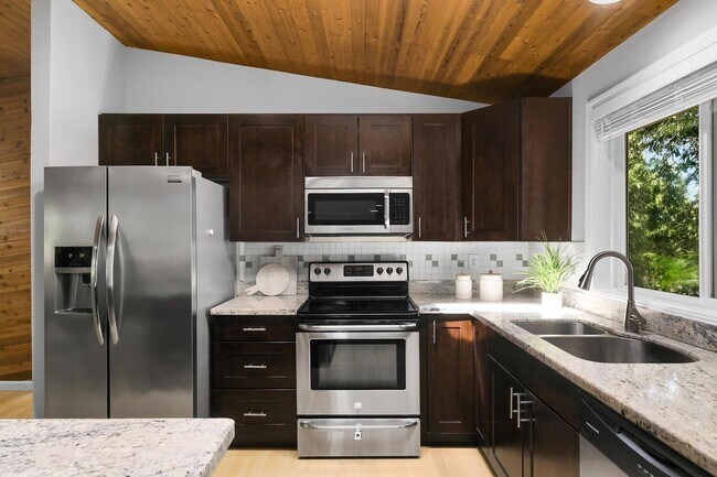 Building Photo - 3 Bedroom Sammamish Rambler in Quiet Cul d...